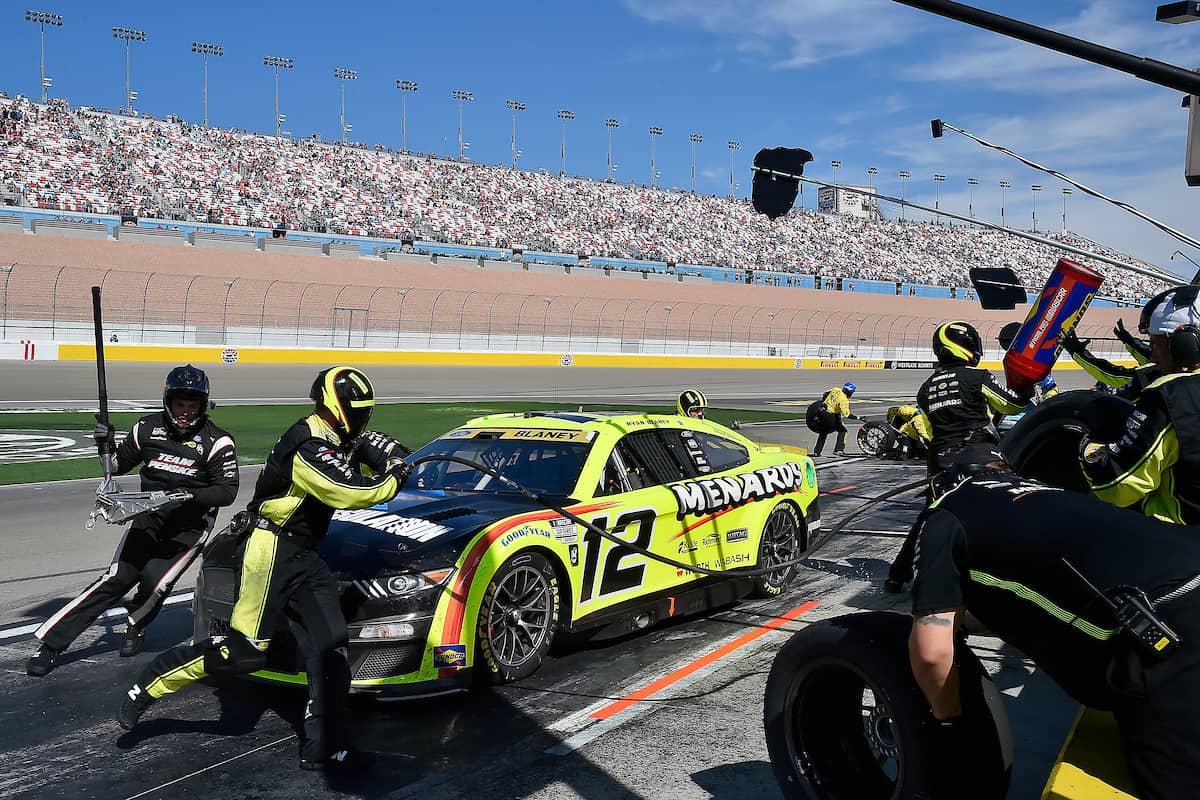 How much do Nascar pit crews make