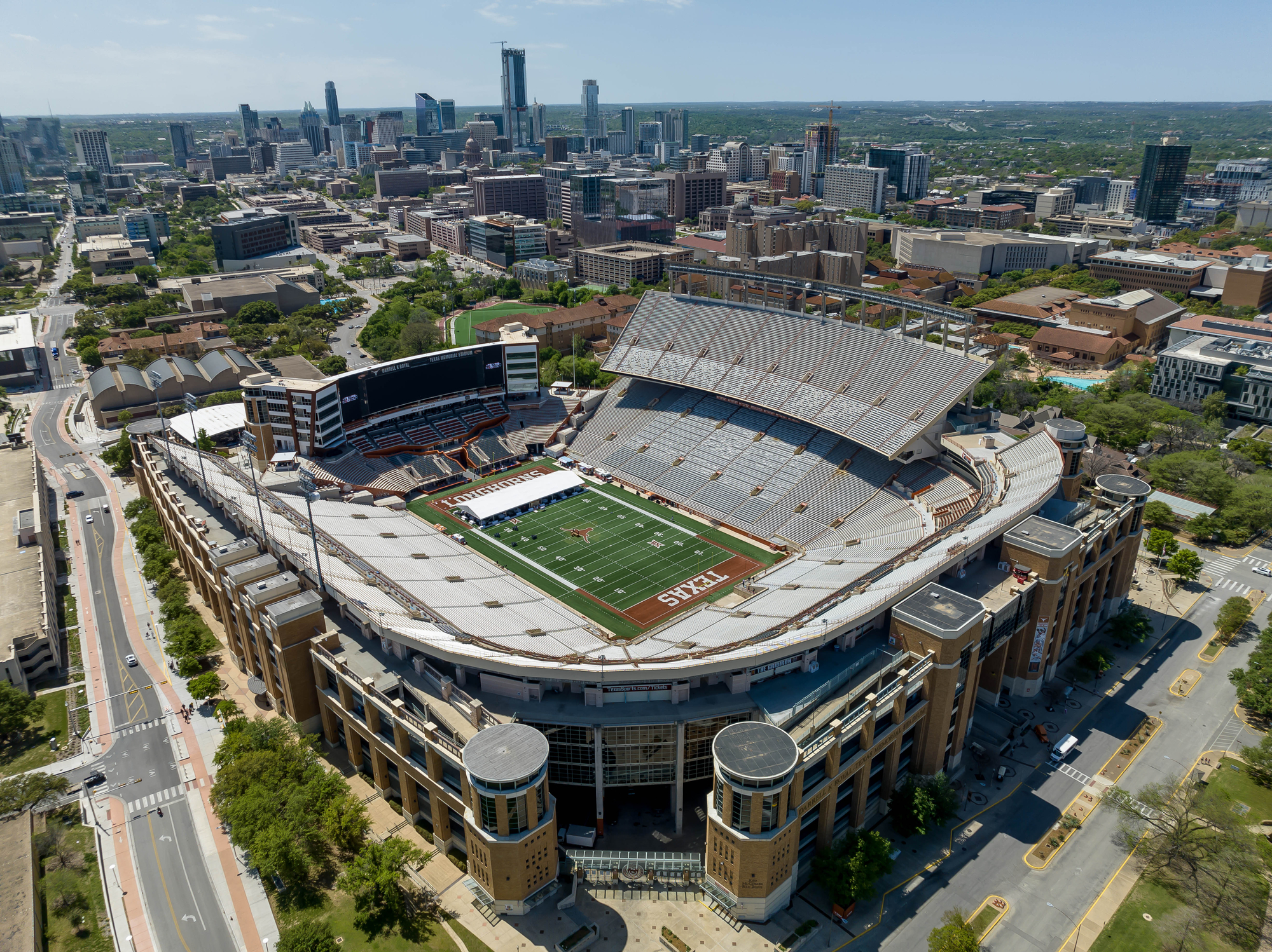 UT Football Coach Sarkisian Named Honorary Starter for Sunday’s EchoPark Automotive Grand Prix