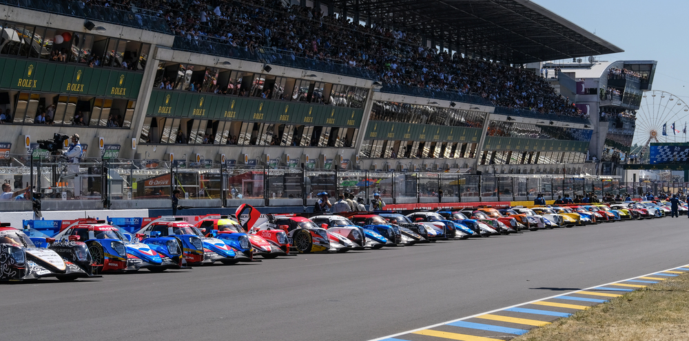 Just before departure of 24 heures du Mans the teams are on the track open to the public — Photo by contact.francoisrol.com